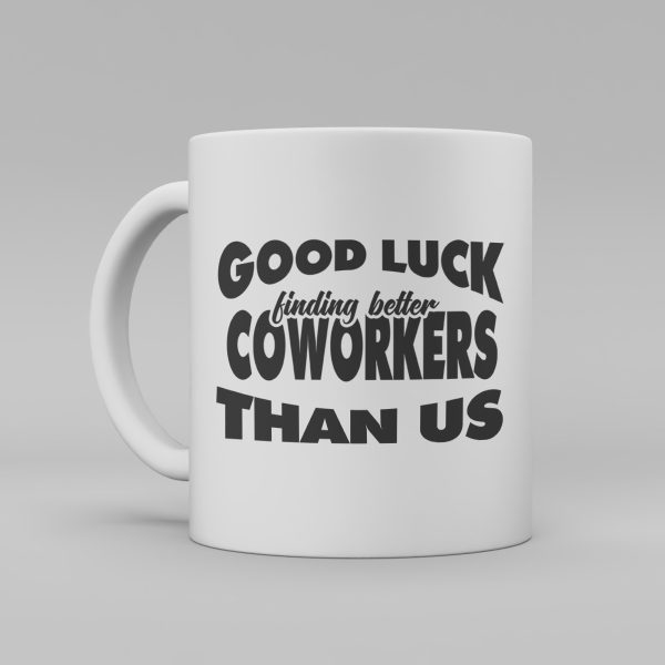 Vit keramikmugg med engelsk svart text: "Good luck finding better coworkers than us".