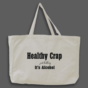 Naturvit tygväska med svart text på engelska: "Healthy crap, just kidding it's alcohol"