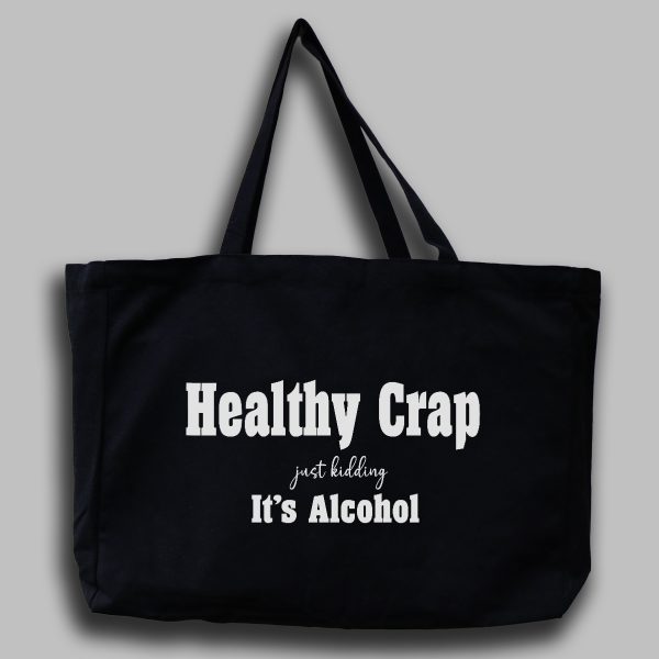 Svart tygväska med vit engelsk text: "Healthy crap just kidding its alcohol"