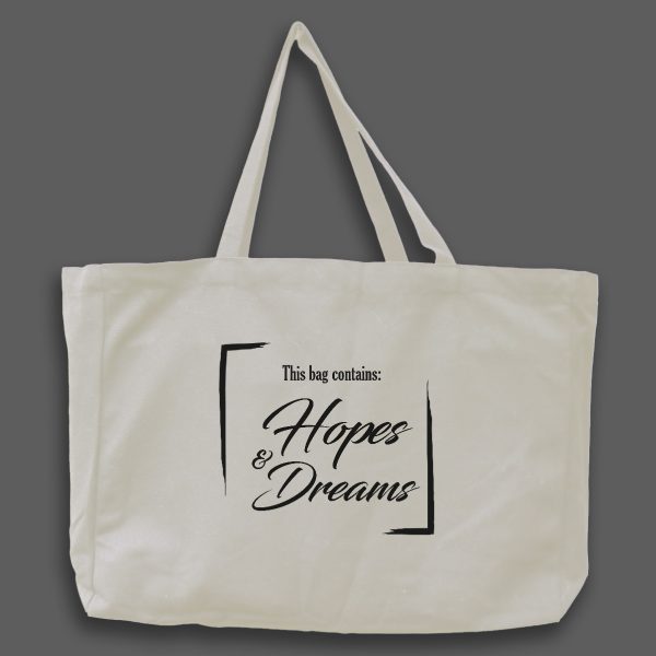 Naturvit tygväska med svart text på engelska: "This bag contains hopes & dreams"