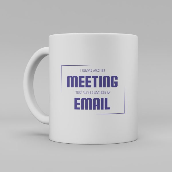 Vit keramikmugg med text i blått, på engelska: "I survived another meeting that should have been an email"