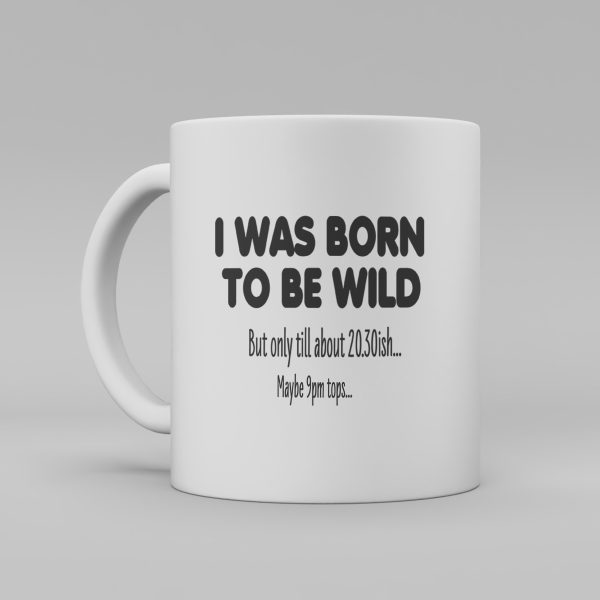 Vit keramikmugg med svart text på engelska: "I was born to be wild, but only till about 20.30ish... maybe 9pm tops..."