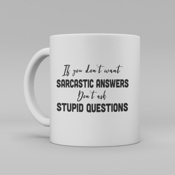 Vit keramikmugg med svart text på engelska: "if you don't want sarcastic answers Don't ask stupid questions"