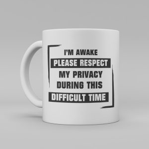 Vit keramikmugg med svart text på engelska: "I'm awake please respect my privacy during this difficult time"
