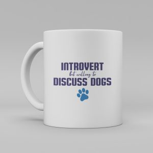 Vit keramikmugg med blå text på engelska: "Introvert but willing to discuss dogs"