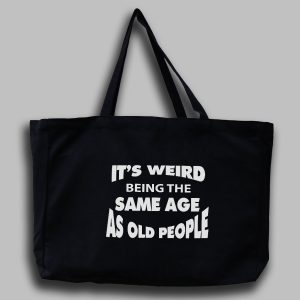 Svart tygväska med vit engelsk text: "It's weird being the same age as old people"