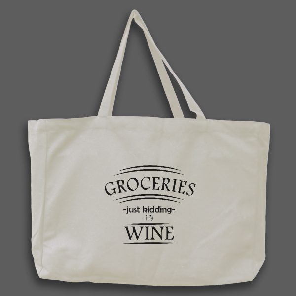 Naturvit tygväska med svart engelsk text: "groceries just kidding its wine"
