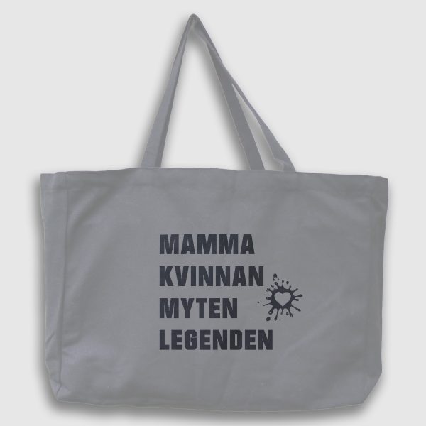 Foto på grå tygväska med svart text: "Mamma, kvinnan, myten, legenden"
