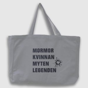 Foto på grå tygväska med svart text: "Mormor, kvinnan, myten, legenden"