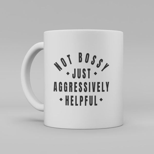 Vit keramikmugg med svart text på engelska: "Not bossy just aggressively helpful"