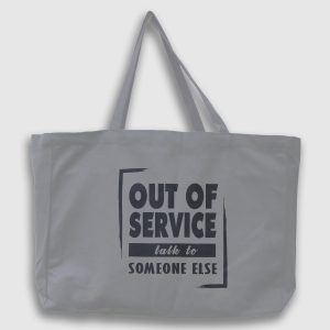 Foto på grå tygväska med svart text på engelska: "Out of service Talk to someone else"