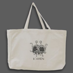 vit tygväska med det flygande spagettimonstret illustrerat på väskan och under illustrationen texten: "r'amen"