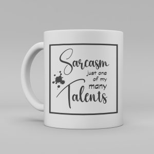 Vit keramikmugg med svart text på engelska: "Sarcasm just one of my many talents"