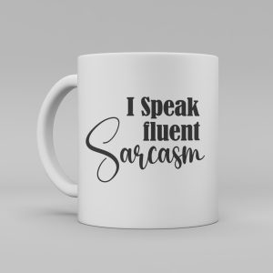 Vit keramikmugg med svart text på engelska: "I speak fluent sarcasm"