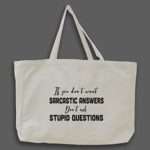 Naturvit tygväska med svart text på engelska: "If you don't want sarcastic answers Don't ask stupid questions"