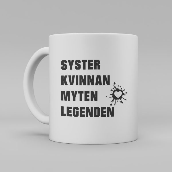 Vit keramikmugg med svart text; Syster, kvinnan, myten, legenden