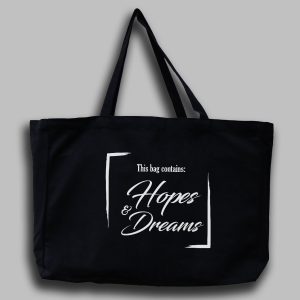 Svart tygväska med vit engelsk text: "This bag contains Hope & dreams"