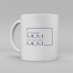 Vit keramikmugg med blålila text på engelska: "not a regular mum this is the coolest mum"