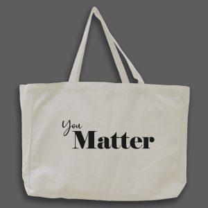 Naturvit tygväska med svart engelsk text: "You matter"
