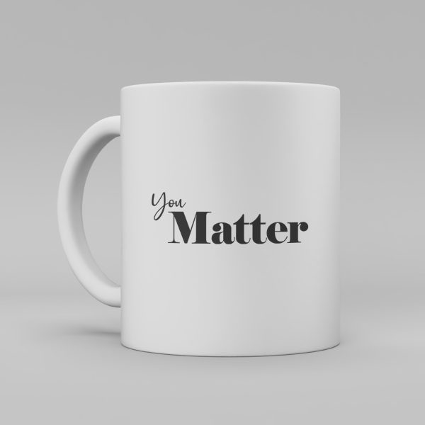 En vit keramikmugg med svart text: "you matter"