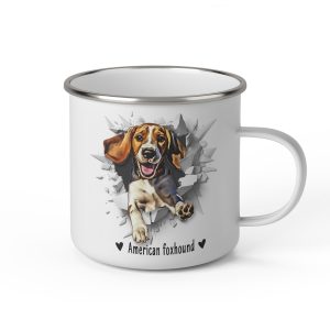 Vit emaljmugg med illustration av ett hundhuvud som "tittar ut genom" ett illustrerat hål. Hunden är av rasen American foxhound