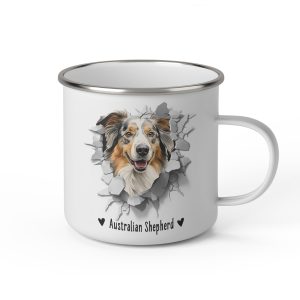 Vit emaljmugg med illustration av ett hundhuvud som "tittar ut genom" ett illustrerat hål. Hunden är av rasen Australian Shepherd