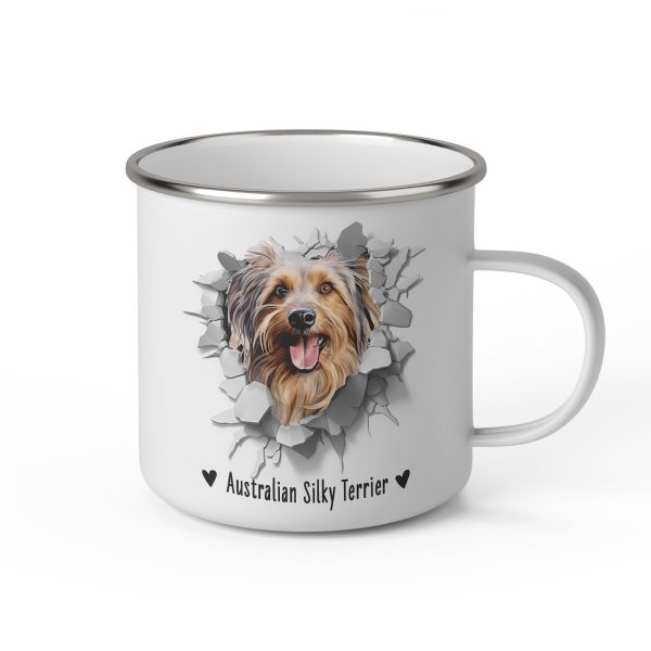 Vit emaljmugg med illustration av ett hundhuvud som "tittar ut genom" ett illustrerat hål. Hunden är av rasen Australian Silky Terrier