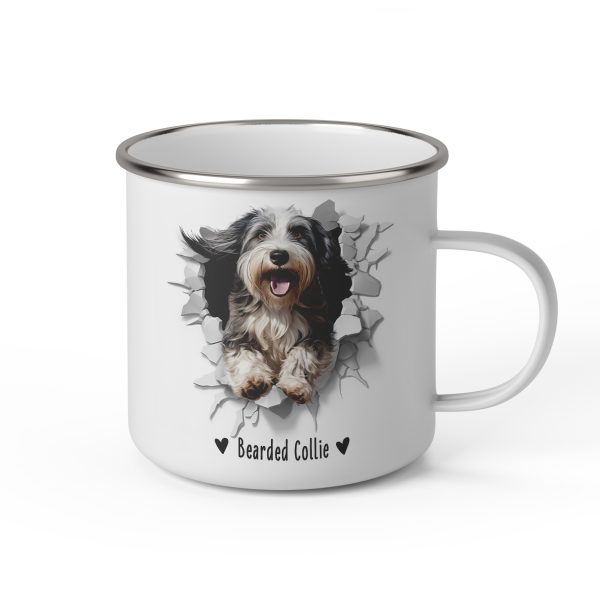 Vit emaljmugg med illustration av ett hundhuvud som "tittar ut genom" ett illustrerat hål. Hunden är av rasen Bearded collie