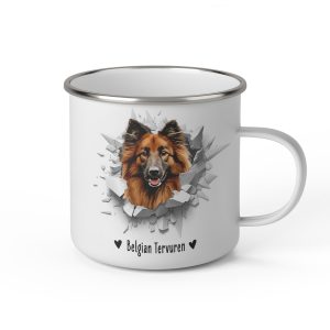 Vit emaljmugg med illustration av ett hundhuvud som "tittar ut genom" ett illustrerat hål. Hunden är av rasen Belgian Tervuren