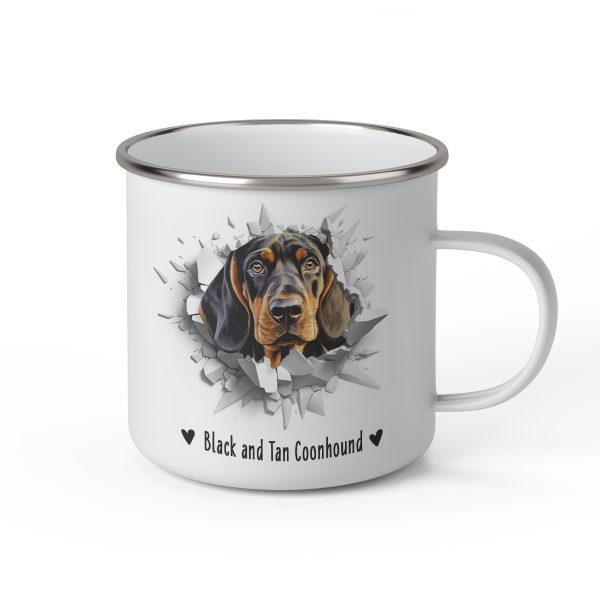 Vit emaljmugg med illustration av ett hundhuvud som "tittar ut genom" ett illustrerat hål. Hunden är av rasen Black and Tan Coonhound