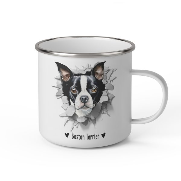 Vit emaljmugg med illustration av ett hundhuvud som "tittar ut genom" ett illustrerat hål. Hunden är av rasen Boston Terrier