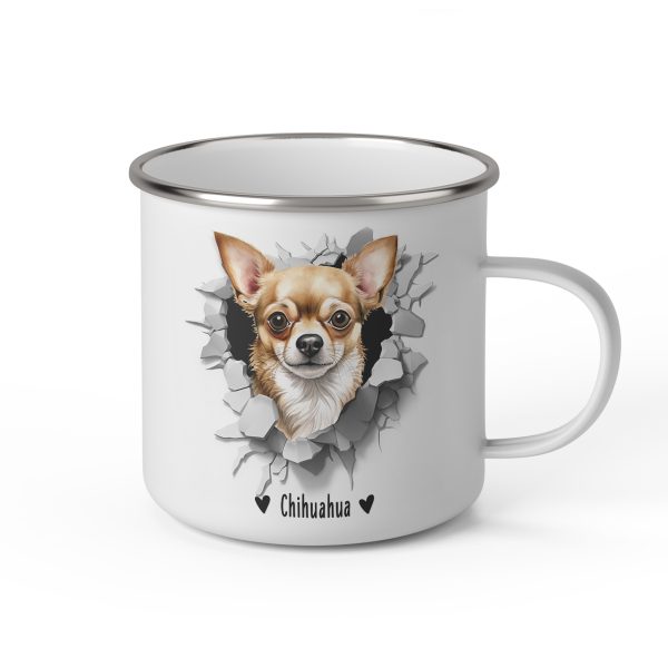 Vit emaljmugg med illustration av ett hundhuvud som "tittar ut genom" ett illustrerat hål. Hunden är av rasen Chihuahua