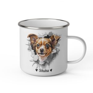 Vit emaljmugg med illustration av ett hundhuvud som "tittar ut genom" ett illustrerat hål. Hunden är av rasen Chihuahua