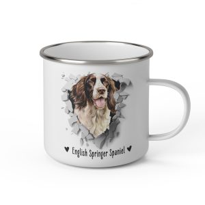 Vit emaljmugg med illustration av ett hundhuvud som "tittar ut genom" ett illustrerat hål. Hunden är av rasen English Springer Spaniel