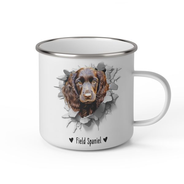 Vit emaljmugg med illustration av ett hundhuvud som "tittar ut genom" ett illustrerat hål. Hunden är av rasen Field Spaniel