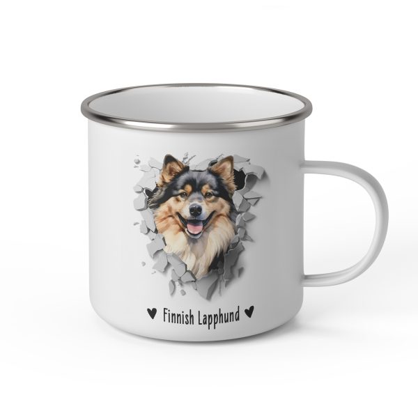 Vit emaljmugg med illustration av ett hundhuvud som "tittar ut genom" ett illustrerat hål. Hunden är av rasen Finsk lapphund