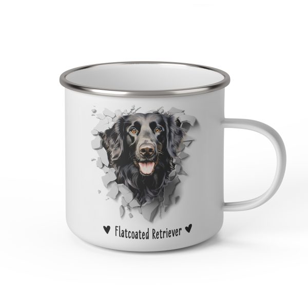 Vit emaljmugg med illustration av ett hundhuvud som "tittar ut genom" ett illustrerat hål. Hunden är av rasen Flatcoated Retriever