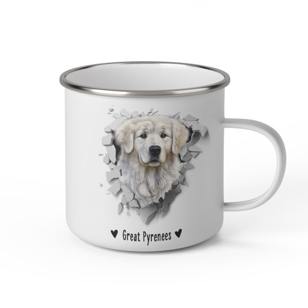 Vit emaljmugg med illustration av ett hundhuvud som "tittar ut genom" ett illustrerat hål. Hunden är av rasen Great Pyrenees