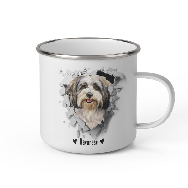 Vit emaljmugg med illustration av ett hundhuvud som "tittar ut genom" ett illustrerat hål. Hunden är av rasen Havanese