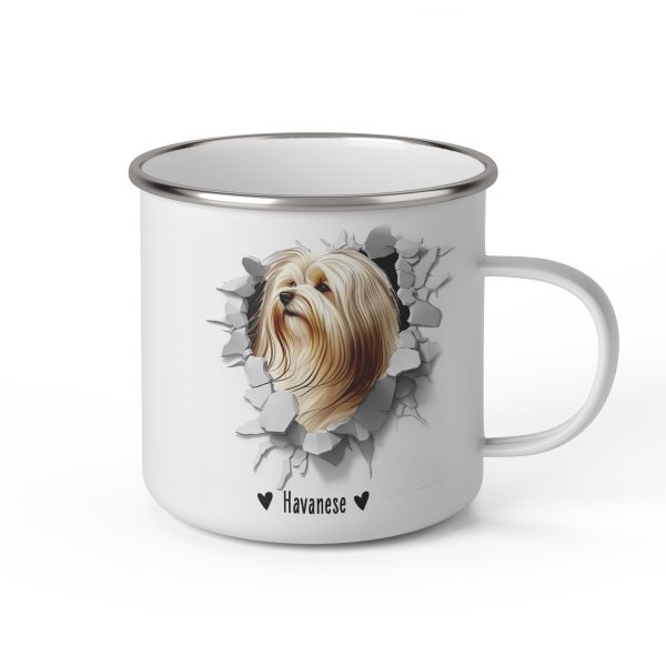 Vit emaljmugg med illustration av ett hundhuvud som "tittar ut genom" ett illustrerat hål. Hunden är av rasen Havanese