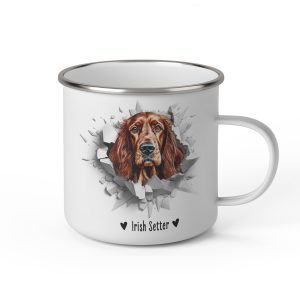 Vit emaljmugg med illustration av ett hundhuvud som "tittar ut genom" ett illustrerat hål. Hunden är av rasen Irish Setter