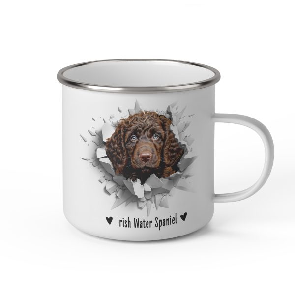 Vit emaljmugg med illustration av ett hundhuvud som "tittar ut genom" ett illustrerat hål. Hunden är av rasen Irish Water Spaniel