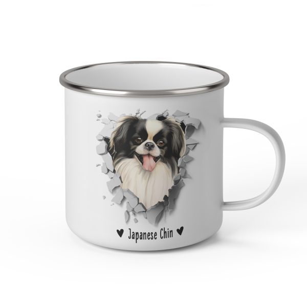 Vit emaljmugg med illustration av ett hundhuvud som "tittar ut genom" ett illustrerat hål. Hunden är av rasen Japanese Chin