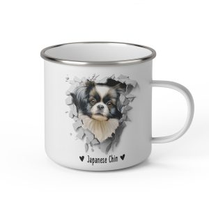 Vit emaljmugg med illustration av ett hundhuvud som "tittar ut genom" ett illustrerat hål. Hunden är av rasen Japanese Chin