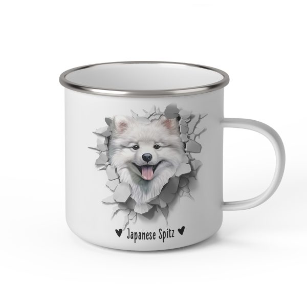 Vit emaljmugg med illustration av ett hundhuvud som "tittar ut genom" ett illustrerat hål. Hunden är av rasen Japanese Spitz