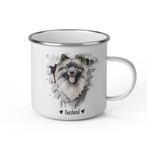 Vit emaljmugg med illustration av ett hundhuvud som "tittar ut genom" ett illustrerat hål. Hunden är av rasen Keeshond