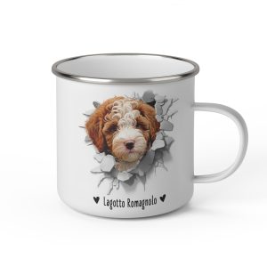 Vit emaljmugg med illustration av ett hundhuvud som "tittar ut genom" ett illustrerat hål. Hunden är av rasen Lagotto Romagnolo