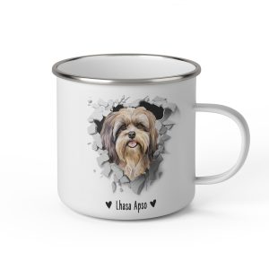 Vit emaljmugg med illustration av ett hundhuvud som "tittar ut genom" ett illustrerat hål. Hunden är av rasen Lhasa Apso