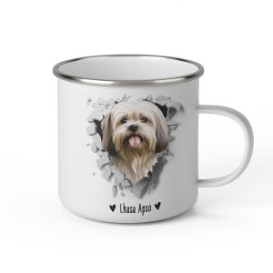 Vit emaljmugg med illustration av ett hundhuvud som "tittar ut genom" ett illustrerat hål. Hunden är av rasen Lhasa Apso