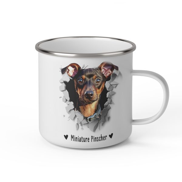 Vit emaljmugg med illustration av ett hundhuvud som "tittar ut genom" ett illustrerat hål. Hunden är av rasen Miniature Pinscher